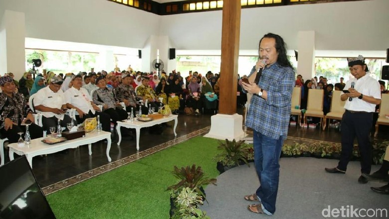 Sastrawan Candra Malik Meriahkan Festival Sastra di Banyuwangi Sastrawan Candra Malik Meriahkan Festival Sastra di Banyuwangi