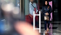 Begini gaya modis Rita Widyasari usai diperiksa di gedung KPK, Jalan Kuningan Persada, Jakarta Selatan, Rabu (3/7/2019).