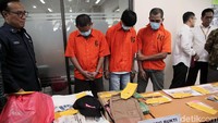Para pelaku yang berjumlah tiga orang dihadirkan dalam jumpa pers di Mabes Polri, Jakarta, Rabu (3/7/2019).
