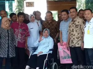 Senyum Semringah Wali Kota Risma di Atas Kursi Roda