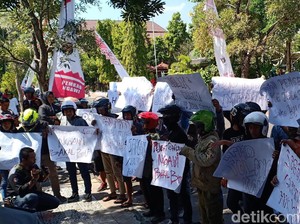 Warga Ngawi Demo Bupati Tuntut Uang Ganti Rugi Tol Rp 2,4 Miliar