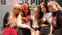 Selain main di pantai, Ella juga nonton konser girlband kesukaannya, Blackpink. (ellagross/Instagram)