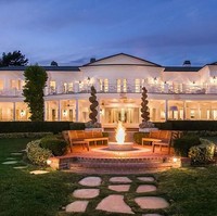 Rumah ini pernah ditinggali desainer Max Azria sebelum meninggal pada Mei lalu. Dikabarkan Variety, pemilik label BCBGMAXAZRIA itu diketahui pernah menjual rumah tersebut dengan harga US$ 88 juta atau sekitar Rp 1,2 triliun. (Foto: Dok. Variety)