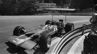Pebalap asal Inggris mengendarai Lotus-Cosworth 49B saat ikut serta dalam ajang balapan GP Spanyol di tahun 1969. Daily Express/Hulton Archive/Getty Images.