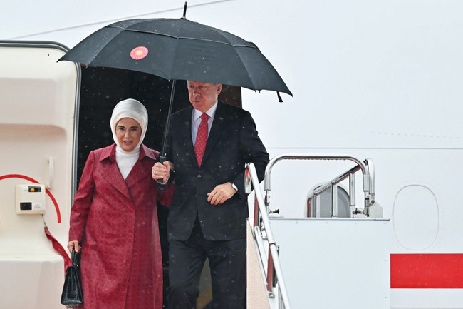 Inilah penampilan Emine Erdogan yang menuai kritik di Turki. Istri Presiden Erdogan itu menenteng tes Hermes Kelly yang harganya mencapai US$ 50 ribu atau sekitar Rp 700 jutaan. Foto: CHARLY TRIBALLEAU / AFP