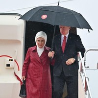 Inilah penampilan Emine Erdogan yang menuai kritik di Turki. Istri Presiden Erdogan itu menenteng tes Hermes Kelly yang harganya mencapai US$ 50 ribu atau sekitar Rp 700 jutaan. Foto: CHARLY TRIBALLEAU / AFP