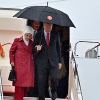 Penampilan Emine Erdogan di foto ini sempat membuat heboh di negaranya pada pertengahan 2019. Emine Erdogan menentes tas Hermes Kelly berwarna hitam saat tiba di Osaka, Jepang, 27 Juni 2019 untuk menemani suaminya menghadiri KTT G20. Hermes merupakan merek fashion asal Prancis yang dikenal karena tas-tasnya yang harganya selangit. Foto: CHARLY TRIBALLEAU / AFP
