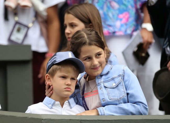 Keempat anak Roger terdiri dari sepasang kembar perempuan bernama Myla Rose dan Charlene Riva (9 tahun) dan sepasang kembar laki-laki, Leo dan Lennar (5). Kompak dalam busana bernuansa biru, mereka duduk bersama sang ibu, Mirka, di family box. (Foto: REUTERS/Carl Recine)