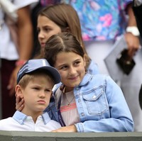 Keempat anak Roger terdiri dari sepasang kembar perempuan bernama Myla Rose dan Charlene Riva (9 tahun) dan sepasang kembar laki-laki, Leo dan Lennar (5). Kompak dalam busana bernuansa biru, mereka duduk bersama sang ibu, Mirka, di family box. (Foto: REUTERS/Carl Recine)