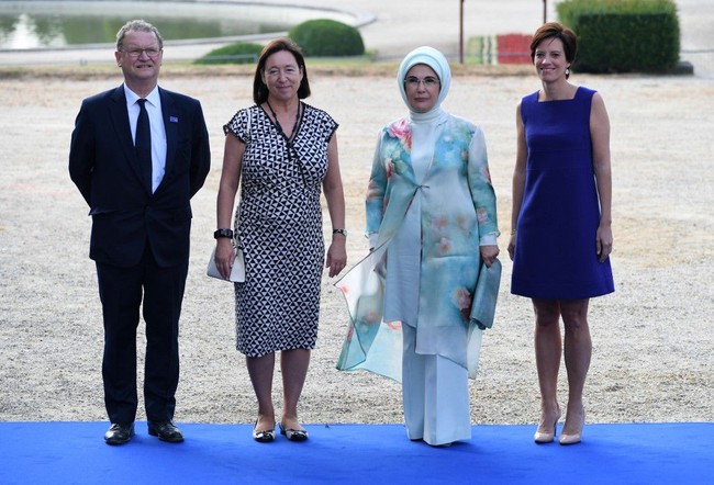 Dalam berpenampilan Emine Erdogan suka tampil serba matching. Seperti gayanya saat menemani sang suami kunjungan kenegaraan ke Belgia pada 2018 kemarin ini. Dari ujung kepala sampai kaki, Emine tampil serba biru. Foto: AFP