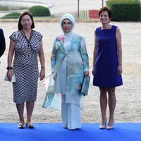 Dalam berpenampilan Emine Erdogan suka tampil serba matching. Seperti gayanya saat menemani sang suami kunjungan kenegaraan ke Belgia pada 2018 kemarin ini. Dari ujung kepala sampai kaki, Emine tampil serba biru. Foto: AFP