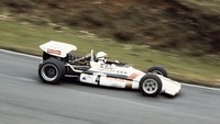 Pebalap asal Selandia Baru Howden Ganley yang menjadi bagian dari BRM mengendarai mobil balap Yardley Team BRM BRM P153 BRM 3.0 V12 nomor 4 saat ikut serta dalam ajang balapan Daily Mail Race of Champions di tahun 1971.Don Morley/Getty Images.