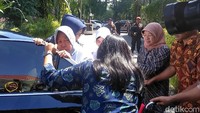 Dari dalam mobil, Risma membuka kaca mobil dan sekali lagi mengucapkan terima kasih kepada warga dan wartawan.