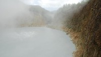 Bahkan, Boiling Lake juga termasuk ke dalam The Worlds Weirdest Water Features. Ini dikarenakan permukaan air di danaunya mendidih dan mengeluarkan asap yang tebal. Kamu tidak akan bisa berenang di sini. (iStock)