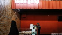Selain itu, layaknya bioskop lainnya di ibu kota, di salah satu sudut Bioskop Rakyat juga terdapat gerai makanan yang menjajakan beragam makanan khas Indonesia.