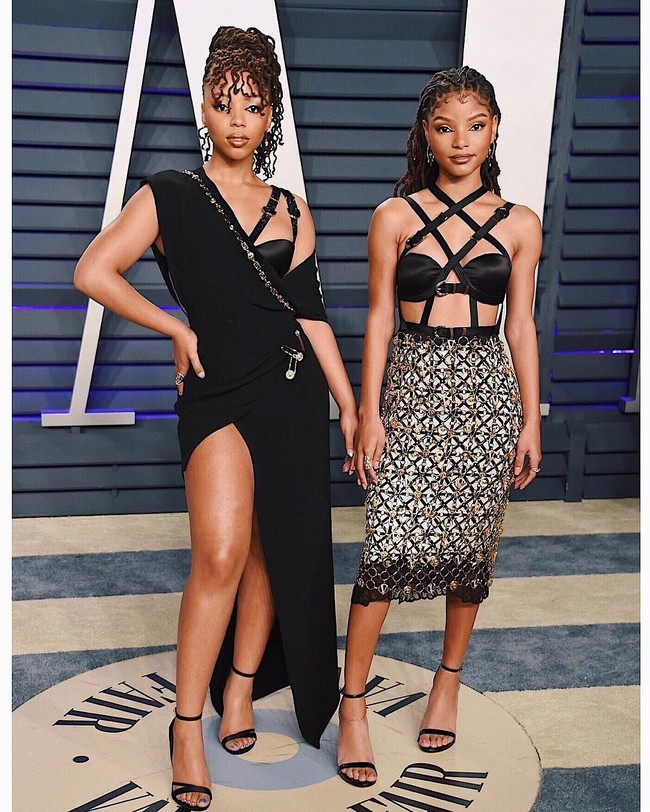 Ini penampilan Halle dan Chloe ketika muncul di karpet merah Vanity Fair Oscar After-Party pada Maret lalu. Duo R&B ini kompak dalam balutan gaun seksi Versace. Adapun gaun yang dipilih Halle hadir dengan bralet beraksen sabuk. (Foto: Instagram/@chloexhalle)