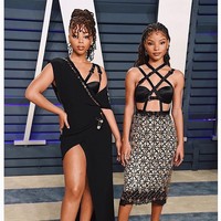 Ini penampilan Halle dan Chloe ketika muncul di karpet merah Vanity Fair Oscar After-Party pada Maret lalu. Duo R&B ini kompak dalam balutan gaun seksi Versace. Adapun gaun yang dipilih Halle hadir dengan bralet beraksen sabuk. (Foto: Instagram/@chloexhalle)