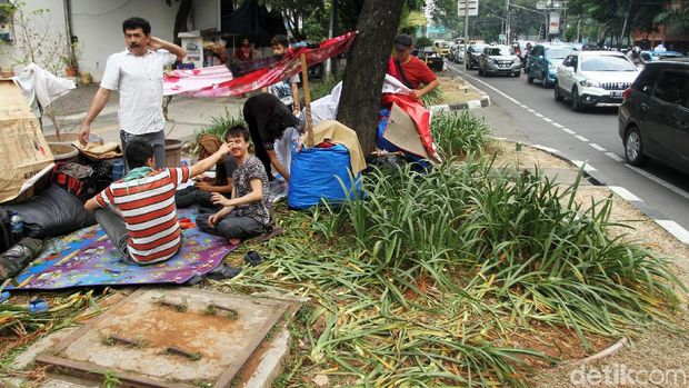 Pencari Suaka yang Bermukim di Trotoar Kebon Sirih Jakpus / 