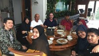 Kali ini Yusuf, Irwansyah, dan Zaskia makan bareng keluarga sang ayah, Mark Sungkar. Sayangnya nggak ada Shireen dan Teuku Wisnu saat itu. Foto: Instagram marksungkar