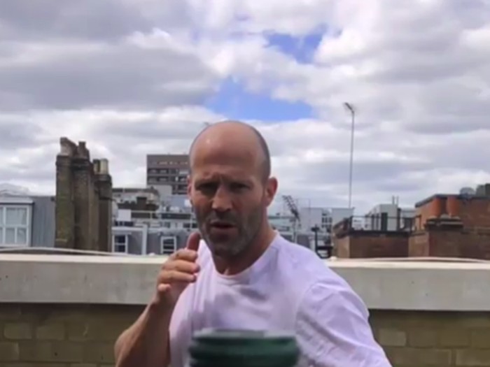 Jason Statham melakukan #bottlecaochallenge. Foto: Instagram Jason Statham melakukan #bottlecaochallenge. Foto: Instagram