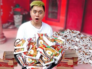 Masak Mie Instan 200 Bungkus, YouTuber Ini Pakai Kolam Renang untuk Wadah