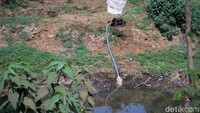 Meski menyusut, aliran air di sungai tersebut masih dapat digunakan untuk mengairi sawah. Hal tersebut, dilihat dari sejumlah mesin pompa air yang disimpan di pinggir sungai.