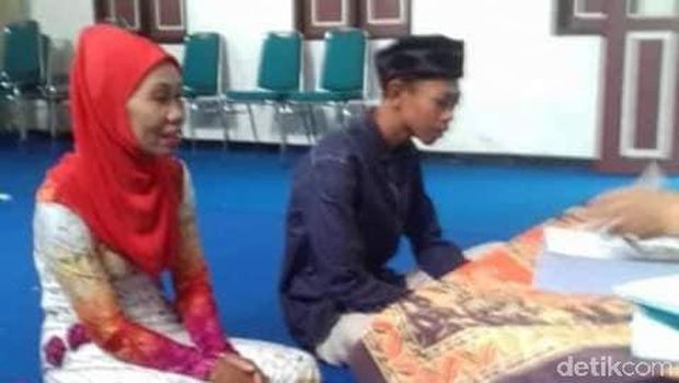 Foto Sepasang Pengantin Nenek dan Remaja Bikin Heboh Warga Pati