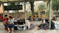 Kebanyakan dari mereka laki-laki, sebagian lagi perempuan dan anak-anak. 
