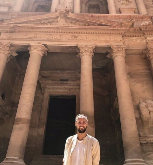 Perjalanan kembali dilanjutkan ke Kota Kuno Petra di Yordania. Jamie mengaku menangis hari begitu sampai di depan gerbang kota ini. (Jamie Ather/BBC) Perjalanan kembali dilanjutkan ke Kota Kuno Petra di Yordania. Jamie mengaku menangis hari begitu sampai di depan gerbang kota ini. (Jamie Ather/BBC)