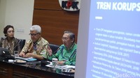 Para pembicara memaparkan pandangannya dalam peluncuran hasil penelitian evaluasi kinerja KPK 2019, di Gedung KPK, Jakarta, Kamis (4/7/2019).