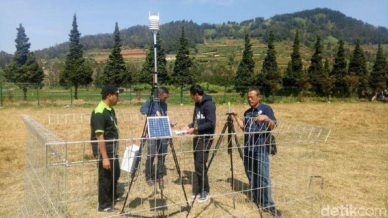 BMKG Pasang Alat Khusus Pantau Suhu Udara di Candi Arjuna Dieng BMKG Pasang Alat Khusus Pantau Suhu Udara di Candi Arjuna Dieng