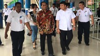 Budi Karya berkeliling bandara. Istimewa/Kemenhub.