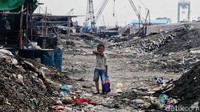Seorang anak berada di kawasan limbah kerang hijau di kawasan Cilincing, Jakarta Utara, Kamis (4/7/2019).