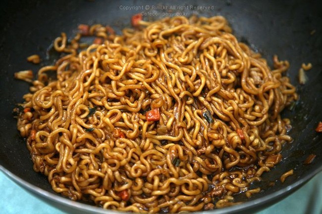 5 Kejadian Mengerikan hingga Tewas Akibat Banyak Makan Mie Instan 5 Kejadian Mengerikan hingga Tewas Akibat Banyak Makan Mie Instan