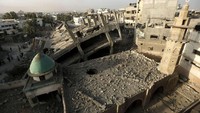 Tahun 2012, serangan Israel membuat Masjid Al-Omari yang berada tepat di jalur Gaza, Palestina, hancur lebur. Mohammed Abed/ AFP/ Getty Images.