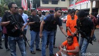 Teguh Arif Irianto (29) pelaku utama penjambretan tersebut bahkan ditembak pada kakinya.