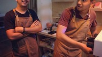 Kabarnya Yusuf memiliki sebuah kedai kopi di wilayah Cilandak, Jakarta Selatan. Begini gayanya saat coba melayani pembeli langsung. Foto: Instagram yusufaverroes