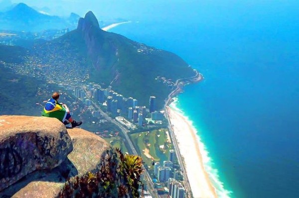 Setelah sadar dari mabuk, Jamie berencana untuk tetap terbang ke Brasil. Hasilnya, ia malah ketagihan. (Jamie Ather/BBC) Setelah sadar dari mabuk, Jamie berencana untuk tetap terbang ke Brasil. Hasilnya, ia malah ketagihan. (Jamie Ather/BBC)