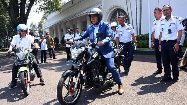 Ridwan Kamil dengan motor listrik
