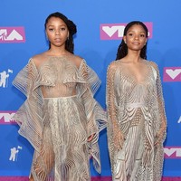 Melangkahkan kaki di karpet merah MTV Video Music Awards 2018, Halle mencuri perhatian dalam balutan gaun transaparan bernuansa keemasan. Gaun tersebut merupakan koleksi couture rancangan desainer kenamaan Iris van Herpen. (Foto: Getty Images)