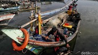 Tanggul laut dibangun untuk mengurangi air pasang dan abrasi pantai.