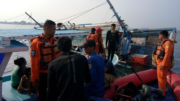 Tim SAR Evakuasi Kapal Terbalik di Kepulauan Seribu