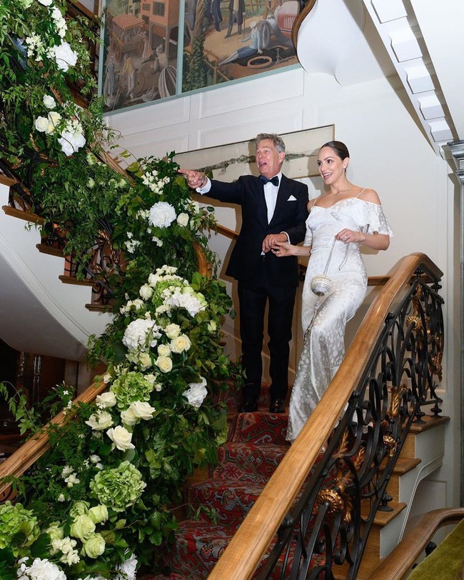 Mempelai pria, musisi David Foster yang berusia 69 tahun, mengenakan setelan tuksedo keluaran Stefano Ricci. Foto: Instagram/@katharinemcphee