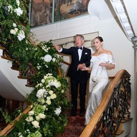 Mempelai pria, musisi David Foster yang berusia 69 tahun, mengenakan setelan tuksedo keluaran Stefano Ricci. Foto: Instagram/@katharinemcphee