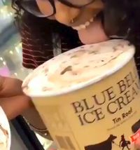 Jijik! Remaja Ini Taruh Lagi Es Krim yang Dijilat Ke Kulkas Supermarket