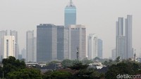 BMKG menyebut musim kemarau punya pengaruh besar terhadap tingkat polusi di Jakarta. Peningkatan polusi salah satunya karena cuaca yang kering dan banyaknya lahan terbuka dan membuat debu-debu lebih mudah beterbangan.