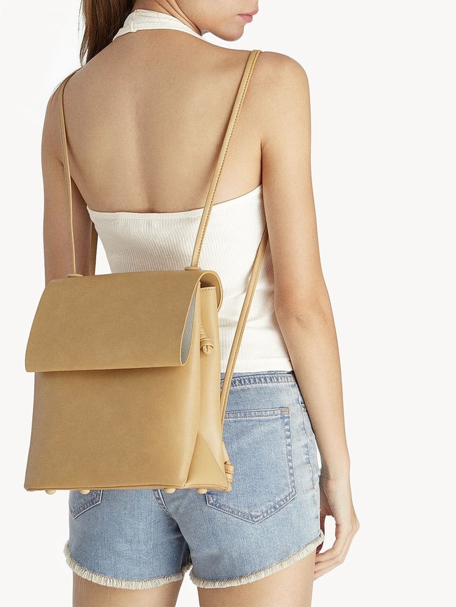 Suka tampil dengan gaya yang lebih minimalis? Anda bisa mempertimbangkan Fold Over Thin Straps Backpack - Cream ini yang sederhana, klasik tapi unik. Item seharga Rp 299 ribu tersebut dapat digunakan saat sedang tak banyak bawaan. Foto: Pomelo