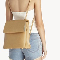 Suka tampil dengan gaya yang lebih minimalis? Anda bisa mempertimbangkan Fold Over Thin Straps Backpack - Cream ini yang sederhana, klasik tapi unik. Item seharga Rp 299 ribu tersebut dapat digunakan saat sedang tak banyak bawaan. Foto: Pomelo