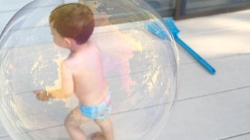 Tenang, anak kecil ini tidak dalam gelembung sabun kok.... Foto: Brightside