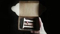 Ada satu yang berbeda. Editan foto ini tidak digabungkan dengan hewan. Hanya sepotong kue ulang tahun dalam kotak lenkap dengan lilin yang diedit dalam ruangan yang gelap. Terlihat estetik. Foto: Instagram @ronnaldong